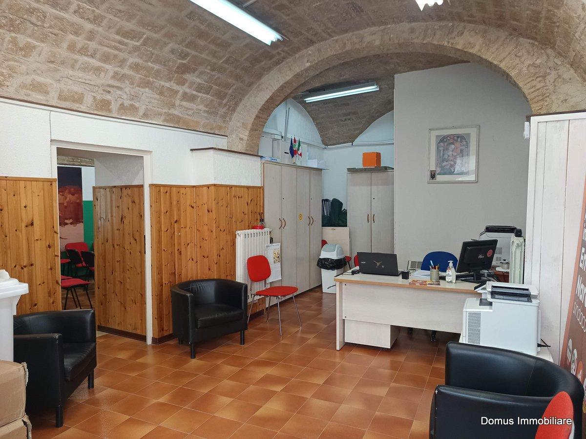 33 LOCALE COMMERCIALE ASCOLI PICENO € 70000